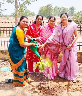पृथ्वीम फाउंडेशन ने मंदिर परिसर में लगाया बरगद का पौधा