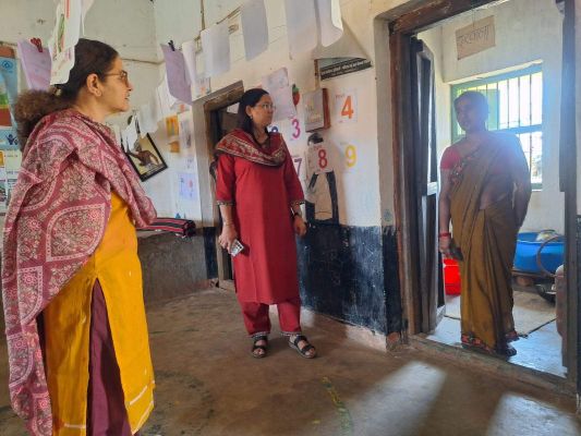 कलेक्टर ने किया दलधोवा आंगनबाड़ी केंद्र का निरीक्षण