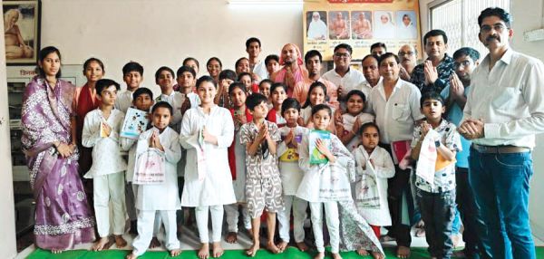 बच्चों ने स्वयं की भगवान की शांतिधारा, सीखा षट्लेश्याओं का सिद्धांत