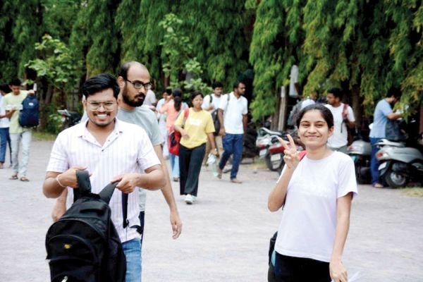 पीएससी मेंस पहला पेपर देकर गदगद दिखे अभ्यर्थी, 75 अनुपस्थित