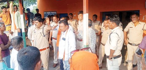 लगातार बढ़ती चोरियों से भडक़े ग्रामीण, सडक़ पर उतरे