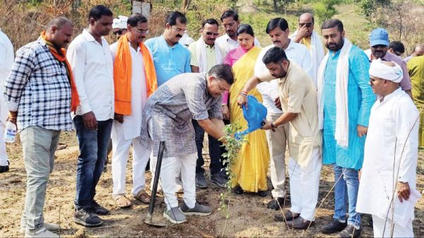 भाजपा का वृक्षारोपण अभियान: ‘एक पेड़ मां  के नाम’ के तहत गणपति धाम में लगाए पौधे