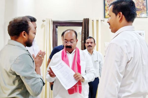 डिप्टी सीएम साव को दैवेभो कर्मचारी संघ ने सौंपा ज्ञापन
