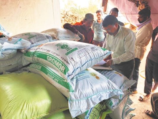 उर्वरकों की कालाबाजारी, कृषि केंद्र का विक्रय परिसर सील