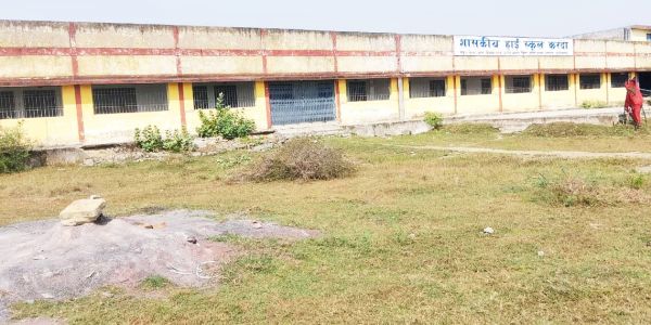 जर्जर भवन: एक साल से प्राथमिक शाला में संचालित हो रहा करदा का हाई स्कूल