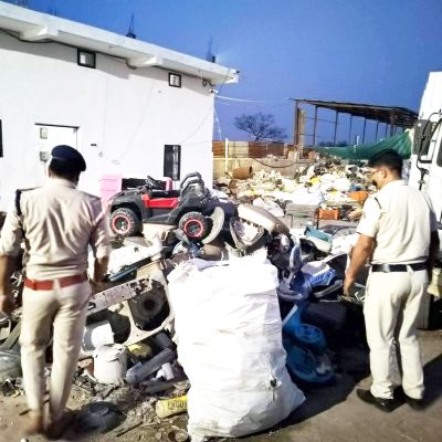 आधा दर्जन कबाड़ दुकानों में पुलिस की दबिश