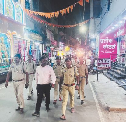 पुलिस-प्रशासन का फ्लैग मार्च
