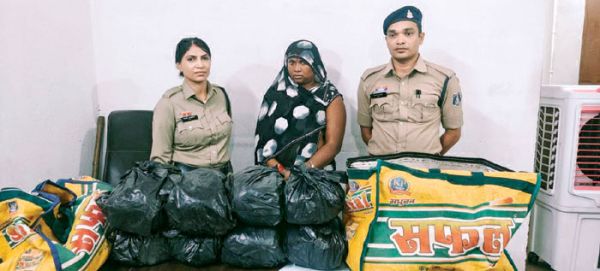 ओडिशा से गोरखपुर जा रही महिला 16 किलो गांजे के साथ गिरफ्तार
