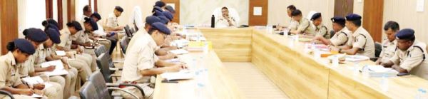 अपराध समीक्षा बैठक में लंबित मामलों के निराकरण पर जोर