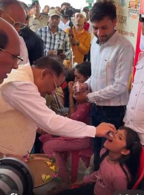 चंद्रनाहू कुर्मी-क्षत्रिय समाज के केंद्रीय अधिवेशन में सीएम ने बच्चों को कराया स्वर्णप्राशन