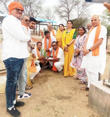फिंगेश्वर भाजपा मण्डल ने रोपे पौधे
