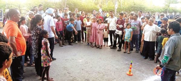 मस्ती की पाठशाला में लोग छत्तीसगढ़ी गाने में जमकर झूमे