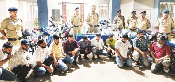 रिजॉर्ट के पीछे छापा, 15 जुआरी गिरफ्तार, 4.34 लाख की जब्ती