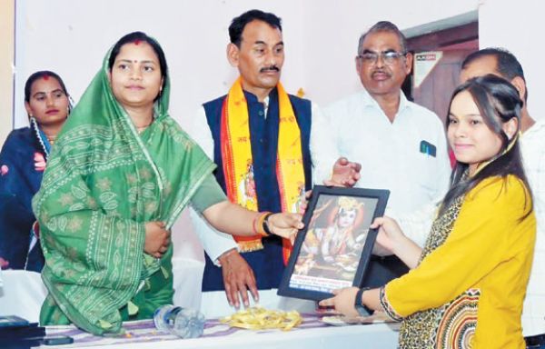 यादव समाज ने किया मेधावी विद्यार्थियों का सम्मान