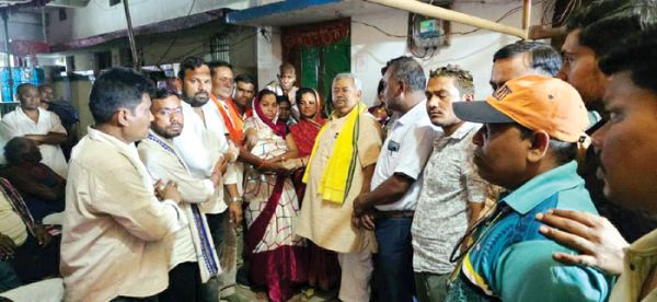 स्व. भुवनेश्वर के परिवार को सर्व यादव समाज ने दी 1 लाख की सहायता