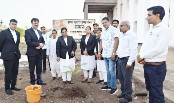 कोर्ट परिसर में पौधारोपण