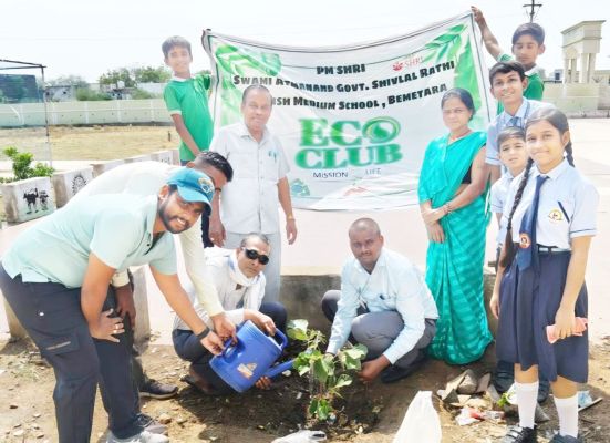 सेजेस राठी स्कूल में रोपे पौधे