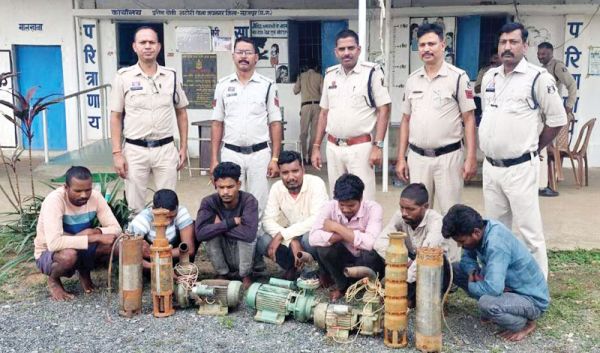 ग्रामीणों के विरोध प्रदर्शन के बाद जागी पुलिस, पंप चोर गिरोह, खरीदारों समेत 7 बंदी