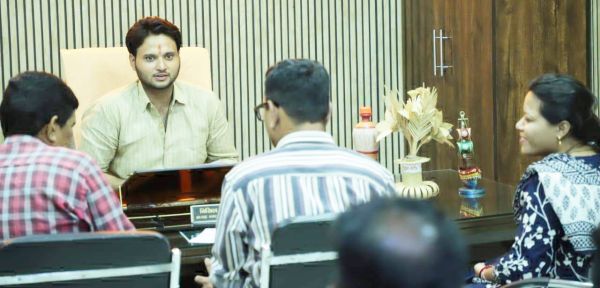 सफाई व्यवस्था पर प्रभारियों के साथ नपाध्यक्ष की समीक्षा बैठक, लापरवाह कर्मियों पर कार्रवाई के निर्देश