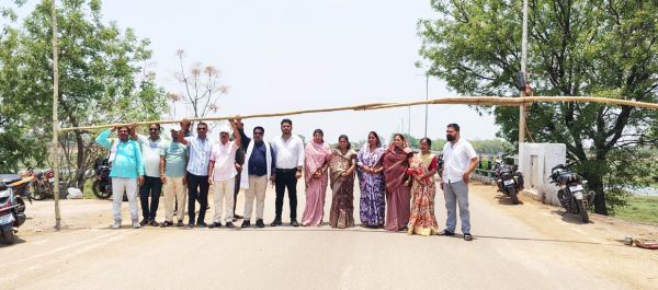 अवैध खनन, वाहनों की जांच के लिए लगा बैरियर