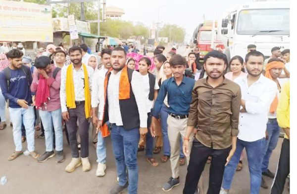 परीक्षा परिणाम में गड़बड़ी, सैकड़ों विद्यार्थियों ने हाईवे किया जाम