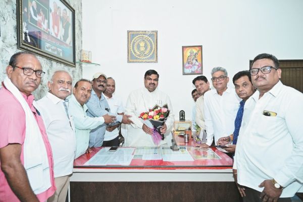 श्री साई मंदिर समिति की नई कार्यकारिणी ने जनप्रतिनिधियों से लिया मार्गदर्शन, मंदिर के विकास पर की चर्चा