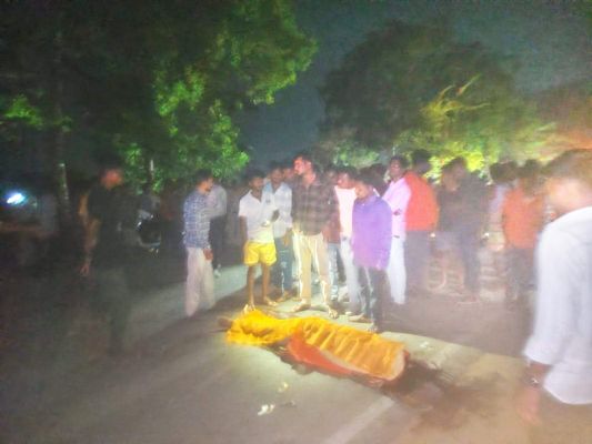 रेत भरी हाईवा की चपेट में एक मौत, दूसरा घायल