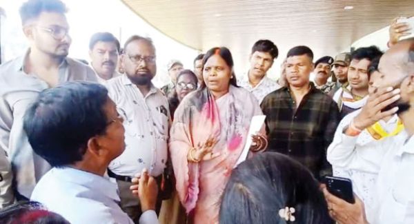 सडक़-नाली निर्माण की मांग पर वार्डवासियों ने निगम कार्यालय घेरा, महापौर को सौंपा ज्ञापन
