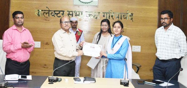 तीन मेधावी विद्यार्थियों का सम्मान, 6 लाख की प्रोत्साहन राशि
