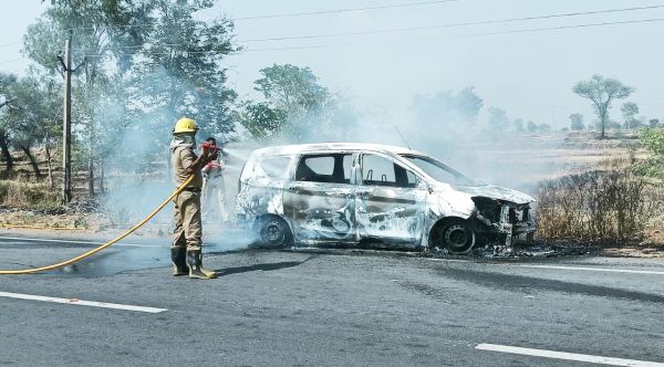 चलती कार में आग, चालक ने कूदकर बचाई जान