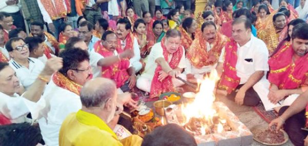 मोदी के 12 वर्ष पूर्ण होने पर मंदिरों में विशेष पूजा-अर्चना