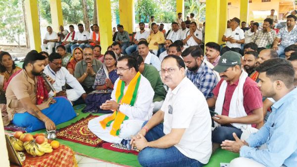 मोदी के 12 साल पूरे, महामाया मंदिर में पूजा-अर्चना, हनुमान चालीसा पाठ और पौधरोपण