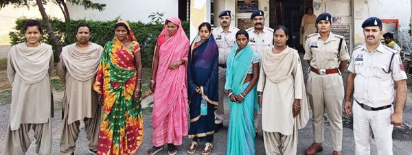 सोने का हार चमकाने के नाम पर ठगी, 4 महिलाएं गिरफ्तार