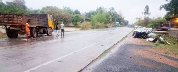 हाईवे पर खड़े ट्रक से टकराई तेज कार, युवक की मौत, चालक गंभीर