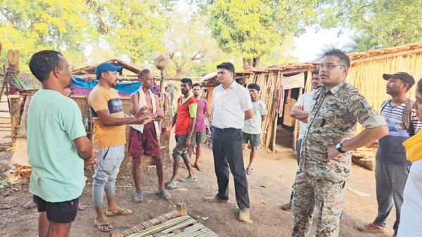नदी पार कर नुगुर पहुंचे कलेक्टर-एसपी, ग्रामीणों से सीधा संवाद