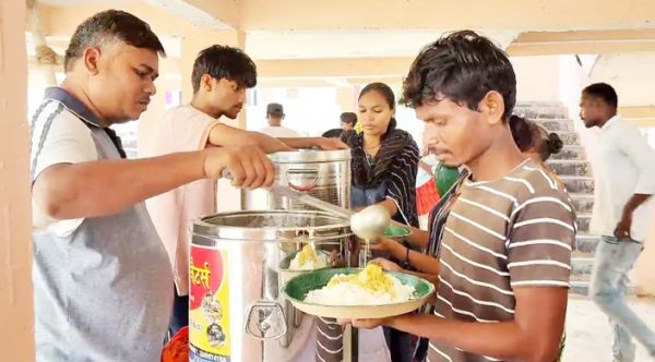 पुनर्वासित परिवारों संग बैठकर निगम आयुक्त ने किया भोजन