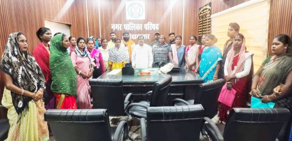 नपाध्यक्ष से मुलाकात कर सांवरा डेरा की महिलाओं ने चर्चा कर मांग रखी