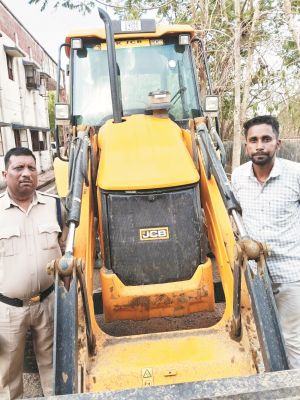 अवैध परिवहन व उत्खनन, 1 जेसीबी व 2 हाईवा जब्त