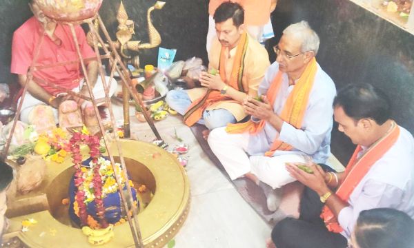 मोदी सरकार के 12 साल पूरा होने पर शिव मंदिर में महाआरती