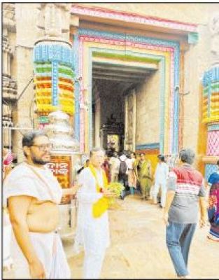 पीएम नरेन्द्र मोदी की उत्तरोत्तर सफलता के लिए जगन्नाथपुरी में विशेष पूजा-अर्चना की गांधी ने