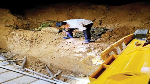 निर्माणाधीन नहर में अजाक्स मशीन पलटी, ऑपरेटर की दबकर मौत