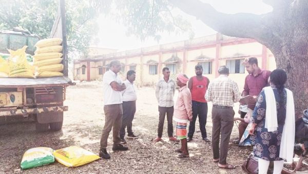 संबलपुर ओडिशा से अवैध तौर पर आ रही खाद जब्त