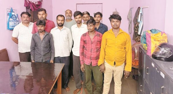 अवैध गुटखा फैक्ट्रियों पर पुलिस का छापा, 10 आरोपी गिरफ्तार