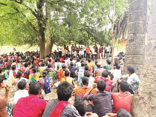 माओवाद के साए से विकास की राह पर...
