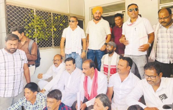 कांग्रेसियों ने किया आरटीओ कार्यालय का घेराव