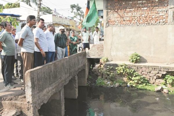 सिवरेज, सफाई और पेयजल व्यवस्था पर निगम आयुक्त सख्त, किया निरीक्षण