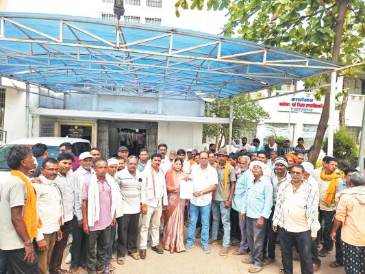 खाद संकट पर भडक़े किसान, कलेक्टर से शिकायत