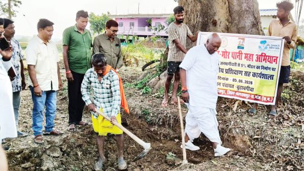 मोर गांव-मोर पानी अभियान: सांसद चिंतामणि महाराज ने खेत में गड्ढा खोदकर जल संरक्षण का दिया संदेश