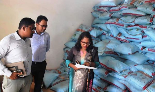 कलेक्टर ने बोरगांव लैम्प्स में खाद भंडारण और वितरण का किया निरीक्षण