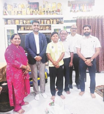 कलेक्टर ने महक को दी शुभकामनाएं